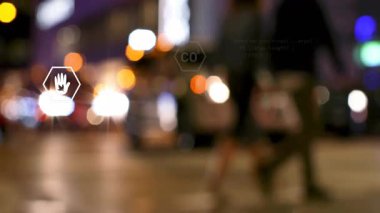 Bulanık caddede yüzen altıgen simgeler rüzgar türbinlerini, CO2 'yi ve geri dönüşüm ölçümlerini gösteriyor. Sürdürülebilirlik, çevre dostu, kentsel, fütüristik, çevresel, veri görselleştirme, yenilik