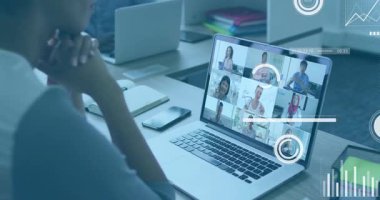 Masada oturan bir kadın yüzen çizelgeler, zamanlayıcılar ve ilerleme yüzükleriyle iş toplantısını dinliyor. İşbirliği, iletişim, dijital, teknoloji, üretkenlik, modern, profesyonel