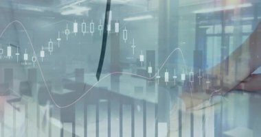 Ofisteki belgelerin ve akıllı telefonların mali tablolarını inceleyen meslektaşlar. Finansal, teknoloji, işbirliği, veri, analitik, modern, kurumsal