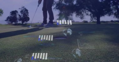 Erkek golfçü, golf sopası tutuyor. Grafik kodları kullanarak dünya simgelerini gösteriyor. Spor, eğlence, dijital, analitik, açık hava, yenilik, eğlence