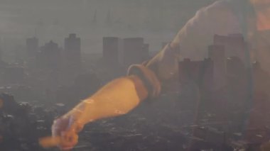 Kentsel iş sahnesinde yansıtıcı camdan bakan adam animasyon şehir verilerini sergiliyor. Yansıma, ufuk çizgisi, şehir manzarası, şehir, tefekkür, modern, alacakaranlık