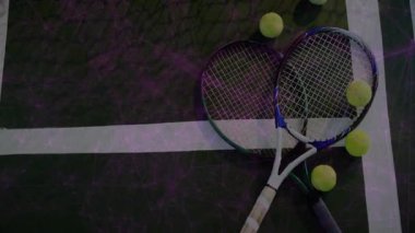 Tenis raketleri yeşil sahadan geçerken tenis topları düz tasarım sahnesinde etrafa saçıldı. Spor, eğlence, oyun, atletik, rekabet, açık hava, canlı