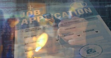 Teknoloji temasını gösteren programlama kodlu daha hafif bir iş başvuru formu tutan adam. Teknoloji, yenilik, dijital, siber güvenlik, programlama, modern, yaratıcı