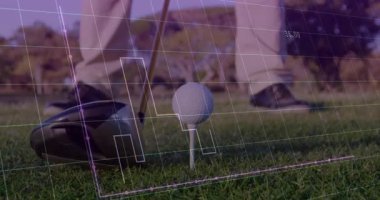 Golf topu, şeffaf şebeke örtüsü ve bar-grafik simgeleriyle yakın çekim sahnesinde canlandırılıyor. Spor, analitik, veri, açık hava, strateji, hassasiyet, performans