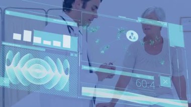 Doktor ve hasta klinikteki tıbbi holografik çizelgeleri inceliyor, veri akışları yüzüyor. Tıbbi, danışma, teknoloji, fütüristik, sağlık, analiz, dijital