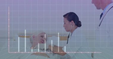 Hastanedeki hastaya steteskop kullanan kadın doktor animasyon dijital sağlık grafiği gösteriyor. Tıbbi, sağlık, analiz, teşhis, klinik, teknoloji, profesyonel