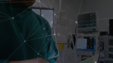 Yoğun bakımdaki erkek tıbbi yardım tableti monitörlerde ağ verilerini gösteriyor. Tıbbi, sağlık, teknoloji, arayüz, hastane, klinik, yenilik