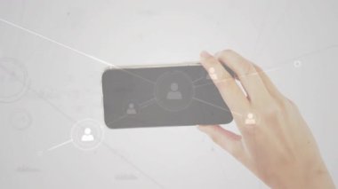 Tasarımcı elleri akıllı telefonu tutuyor, teknoloji için dokunmatik ekranlı sosyal ağı gösteriyor. Teknoloji, bağlantı, dijital, iletişim, modern, gösterişli, ağ