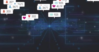 Yüzen sosyal medya simgeleri veri atarken parlayan devre hatları yok olma noktasından akıyor. Fütürist, dijital, teknoloji, arayüz, ağ, veri, siber