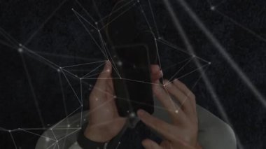 Koyu halıda akıllı telefon tutan, spor bandı takan, teknoloji ağı örgülerini gösteren bir adam. Teknoloji, bağlantı, dijital, yenilik, biyometrik, modern, duyarlı