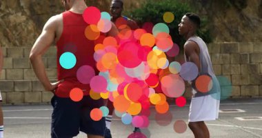 Takım arkadaşları spor sahasında durmuş renkli dairelerle spor analizlerini gösteriyorlar. Sporcular, takım çalışması, eğlence, canlı, aktif, fitness, dostça