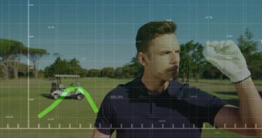 Golf arabasının yanında canlı grafik ve ızgara kullanarak golf performans verilerini analiz eden adam. Sporcu, spor, analitik, açık hava, rekabet, hassasiyet, teknoloji