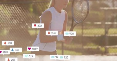 Kadın kortta tenis raketi sallıyor, yüzen nişan ikonlarıyla dijital pazarlama sergiliyor. Spor, spor, spor, açık hava, etkinlik, modern, canlı
