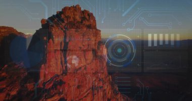 Gün batımında parlayan kumtaşı kayalığı 3 boyutlu HUD görüntüleme grafiği, çubuk grafiği, veri panelleri. Jeoloji, teknoloji, yenilik, dijital arayüz, veri görselleştirme, manzara, gelecekçilik