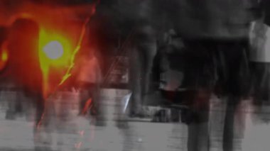 Şehir merkezinde kaldırım siluetleriyle çifte pozlama yaparak parlayan bir cihaz tutan merkezi çömelmiş bir figür. Gizem, sfumato, ambient, sokak, yansıma, sinematik, enerjik