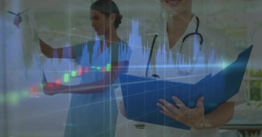 Kadın tasarımcı ev ofisinde işbirliği yapıyor, finans çubuğu grafikleri ve renk çizelgeleri üst üste geliyor. Yaratıcı çalışma alanı, uzak takım çalışması, dijital işbirliği, grafik tasarım, üretkenlik, yenilik, modern iç mekan