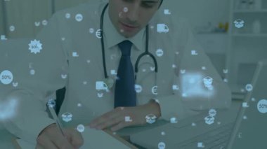 Klinik masasında çalışan erkek doktor, yüzen ekommerce satış rozeti ve para birimi simgeleri gösteriyor. Tıbbi, teknoloji, profesyonel, sağlık hizmetleri, dijital, yenilik, belgeler