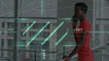 Akıllı telefonu olan bir kadın ofis lobisinde iş görüşmesi yapıyor. Yeşil AR ızgarası ve veri okuması var. Teknoloji, yenilik, iletişim, şehir, fütüristik, profesyonel, dijital