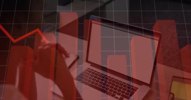 Finans bürosundaki dizüstü bilgisayarın üzerinde kırmızı çizelgeyi gösteren bir kadın eli asılı duruyor. Teknoloji, veri analizi, dijital finans, çalışma alanı, modern, analitik, iş