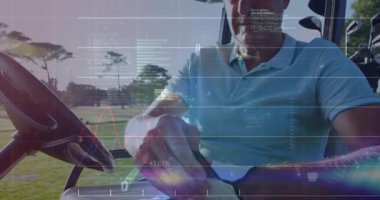 Emekli golfçü güneşli çimenlikte tablet kullanıyor, hisse senedi grafikleri ve kod örtüleri sergiliyor. Açık hava, eğlence, teknoloji, yatırım, analiz, rahatlama, aktivite