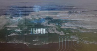 Havadan bakıldığında, yüzen dijital HUD kaplamalarının altında okyanus dalgalarını düz bir şekilde yakalıyor. Sahil, teknoloji, fütüristik, veri görselleştirme, manzara, yüksek teknoloji, okyanus