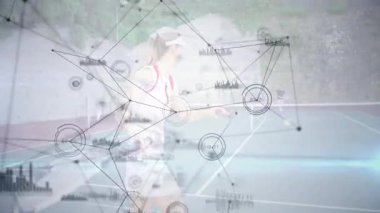 Kadın tenisçi sert kortta greve hazırlanıyor, AR spor analizlerini HUD grafikleriyle gösteriyor. Sporcu, yarışma, yenilik, dijital, teknoloji, performans, fitness