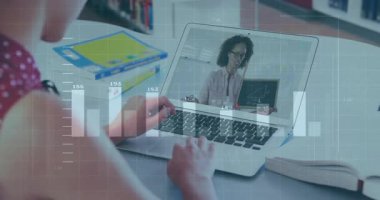 Öğrenci online eğitim için dizüstü bilgisayar kullanıyor, özel öğretmen ekranda tablet tutuyor, çizelge yüzüyor. Eğitim, e-öğrenim, uzaktan kumanda, teknoloji, öğrenim, işbirliği, dijital
