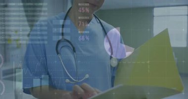 Hasta odasındaki hasta verilerini inceleyen bayan hemşire. Canlandırılmış pasta grafikleri ve yüzdelik istatistiklerle birlikte. Tıbbi, teknoloji, bilim, analitik, profesyonel, yenilikçi, sağlık