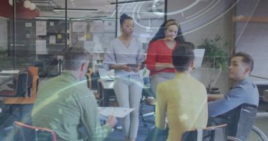 İş adamları cam ofiste sunum yapıyor, animasyon çizelgeleri ve yapışkan not simgelerini gösteriyorlar. İşbirliği, takım çalışması, yenilik, profesyonel, modern, teknoloji, çeşitlilik