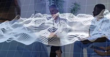 Tıbbi ekip klinikteki hasta verilerini inceliyor. Canlandırılmış dalga formları ve tablet kaplamaları gösteriyor. Profesyonel, işbirliği, teknoloji, sağlık, analiz, tanı, takım çalışması