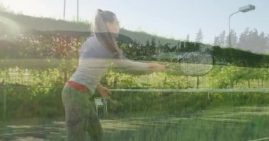 Dışarıda tenis kortunda raket sallayan bir kadın. Animasyon sağlık ölçümleri kortun üzerinde yüzüyor. Atletik, spor, açık hava, doğa, canlı, enerjik, boş zaman