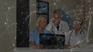 Tıbbi ekip dijital X-ray 'i incelerken ağ hatları sağlık bilişim teknolojilerindeki sağlık veri akışını gösteriyor. Sağlık, işbirliği, teknoloji, tanı, tıbbi personel, modern, profesyonel