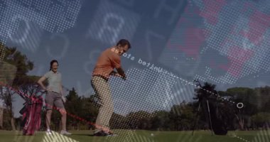 Olgun golfçüler pist üzerinde sopalarını sallayıp harita desenleri ve bar çizelgeleriyle teknolojilerini gösteriyorlar. Açık hava, boş zaman, spor, rekabet, teknoloji, dijital, aktif