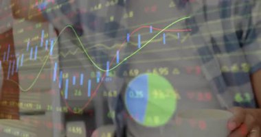 Erkek ve kadın analistler pazar verilerini tartışırken şamdan çizelgeleri ve çizgi grafikleri havada uçuşuyor. İş adamları, takım çalışması, veri görselleştirme, finansal analiz, modern çalışma alanı, şirket ortamı, dijital grafikler