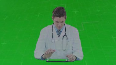 Doktor, sağlık teknolojisi stüdyosunda tablet kullanıyor. Animasyon çizgileri ve artı işaretleri gösteriyor. Tıbbi profesyonel, yenilikçi, gelecekçi, dijital arayüz, sağlık, teknoloji, analiz