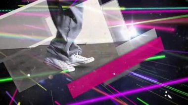 Eşofman giyen ve beyaz spor ayakkabı giyen bir kadın pazarlama için neon çizgiler sergiliyor. Soyut, dijital sanat, neon, fütüristik, canlı, hareketli, dinamik