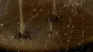 Espresso akışı kabın içine doluyor ve parlayan ağın altında veri akışını gösteren krema oluşturuyor. Kahve, makro, dijital, modern, teknolojik, veri, endüstriyel