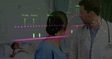 Hemşire ve doktor, holografik sağlık raporlarıyla hastanedeki pediatrik hastayı inceliyor. Tıbbi, sağlık, teknoloji, yenilik, tanı, klinik, sağlık
