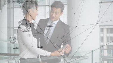 Akıllı telefon tutan ve ekrandaki teknoloji ağı çizelgelerini gösteren meslektaşlar. İşbirliği, ağ oluşturma, yenilik, modernlik, iş dünyası, bağlantı, teknoloji