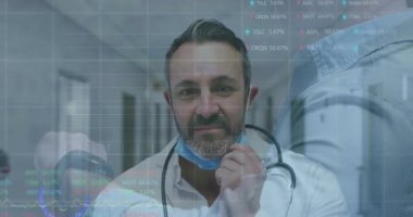 Doktor hastane koridorundaki cerrahi maskeyi ayarlıyor, animasyon veri grafikleri ve çizelgeleri yansıtıyor. Tıbbi, sağlık, teknoloji, analiz, profesyonel, klinik, yenilik