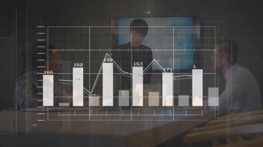 Toplantı odasında, hareketli bar grafikleri ve çizelgeleriyle finans verilerini tartışan üç meslektaş. Şirket, takım çalışması, analitik, modern, işbirliği, sunum, profesyonel