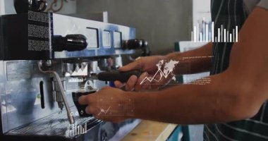 Barista kahve dükkanındaki kahve makinesine kahve çekirdeği simgeleriyle portafilter sokuyor. Barista, kahve, demleme, ekipman, barista araçları, endüstriyel tasarım, konukseverlik