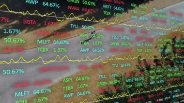 Genç bisikletçi çocuk, yol arkadaşıyla orman yolunda giderken yüzen saatleri ve finans çizelgelerini gösteriyor. Macera, açık hava, spor, dinamik, teknoloji, yenilik, canlılık