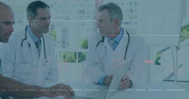 Tıbbi ofiste hasta verilerini tartışan üç erkek doktor yüzen kod ve çizelgeler sergiliyorlar. Tıp, sağlık, takım çalışması, teknoloji, işbirliği, profesyonellik, yenilik