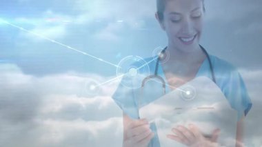 Bulutlu gökyüzünün altında gülümseyen steteskop takan hemşire ağ düğümleri ve dijital bağlantı gösteriyor. Tıbbi, teletıp, fütüristik, işbirliği, yenilik, sağlık teknolojisi, bağlantı