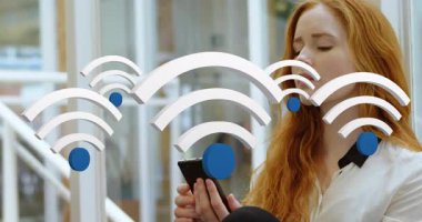 Kadın akıllı telefondan bilgi aktarıyor, yüzen Wifi sinyal simgeleriyle teknolojiyi gösteriyor. Bağlantı, teknoloji, iletişim, dijital, modern, profesyonel, yenilik