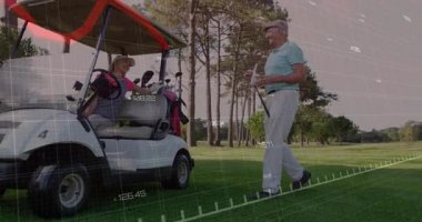 Golf arabasının yanında iki golfçü çimenlikte beşlik çakıyor, analitik ızgaraları ve kırmızı grafik örtülerini gösteriyor. Prestij, rahatlık, açık hava, stratejik, takım çalışması, zarafet, manzara