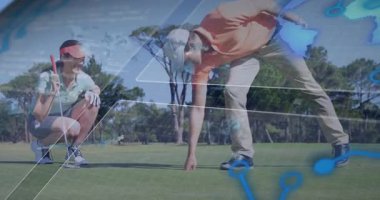 Yetişkin bir çift golf antrenmanı yapıyor, eğitim veriyor, hareketli salıncaklar ve mesafe işaretleri gösteriyor. İzleyiciler, boş zaman, açık hava, aktivite, yaşam tarzı, doğa, rahatlama