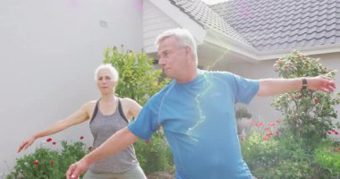 Son sınıf çifti bahçede dans ediyor. Animasyon kalp ikonu ve fitness çizelgesi gösteriyor. Açık hava, sağlık, aktif giysi, boş zaman, sağlık, doğa, canlılık