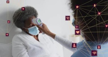 Hasta yatakta otururken, hemşire alnının sıcaklığını ölçüyor, sağlık için ağ simgeleri gösteriyor. Sağlık, teletıp, dijital sağlık, kıdemli bakım, hastane, hemşirelik, sağlık